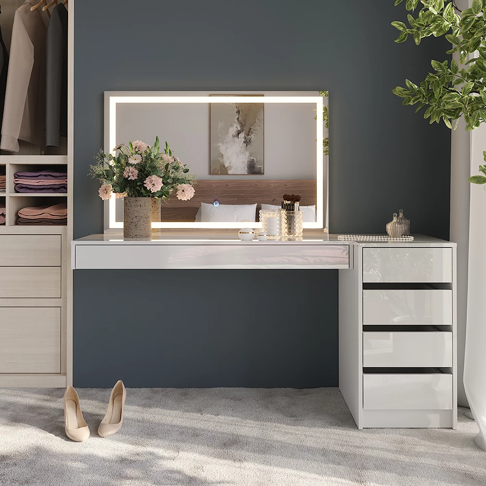 Schminktisch in Weiß, dargestellt im Ambiente mit Dekoration