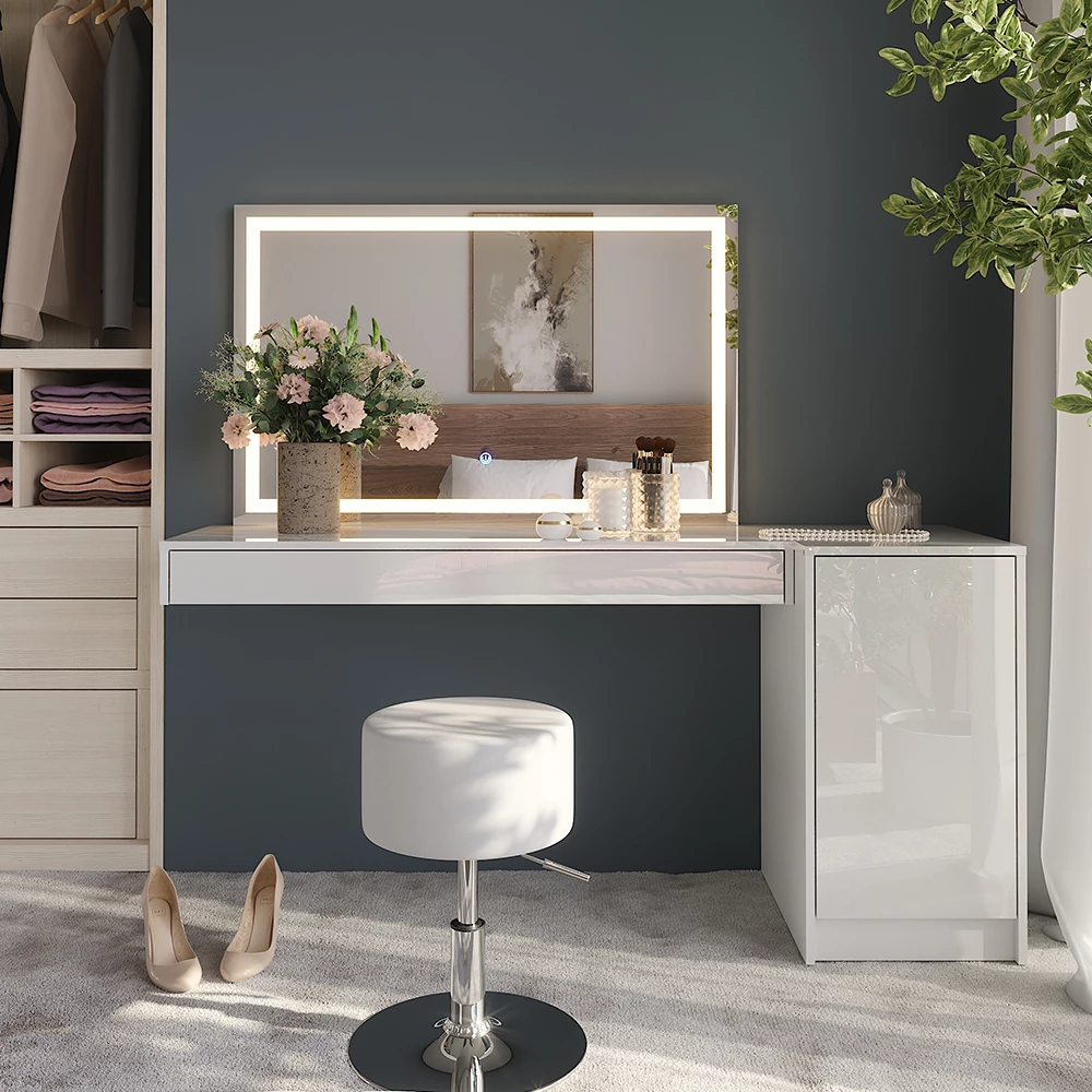 Stół do toalety in Biały shown in ambient setting with decoration