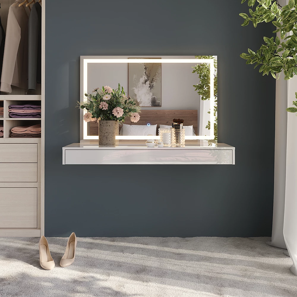 Schminktisch in Weiß auf weißem Hintergrund mit dekorativen Elementen