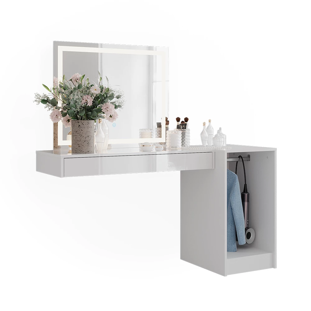 Schminktisch in Weiß auf weißem Hintergrund mit dekorativen Elementen