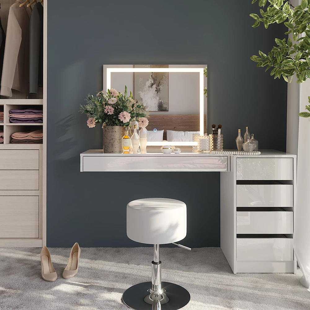 Schminktisch in Weiß, dargestellt im Ambiente mit Dekoration