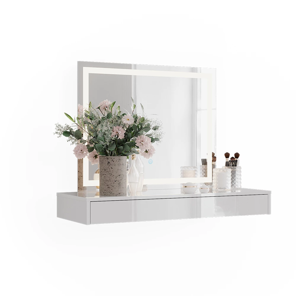 Schminktisch in Weiß auf weißem Hintergrund mit dekorativen Elementen