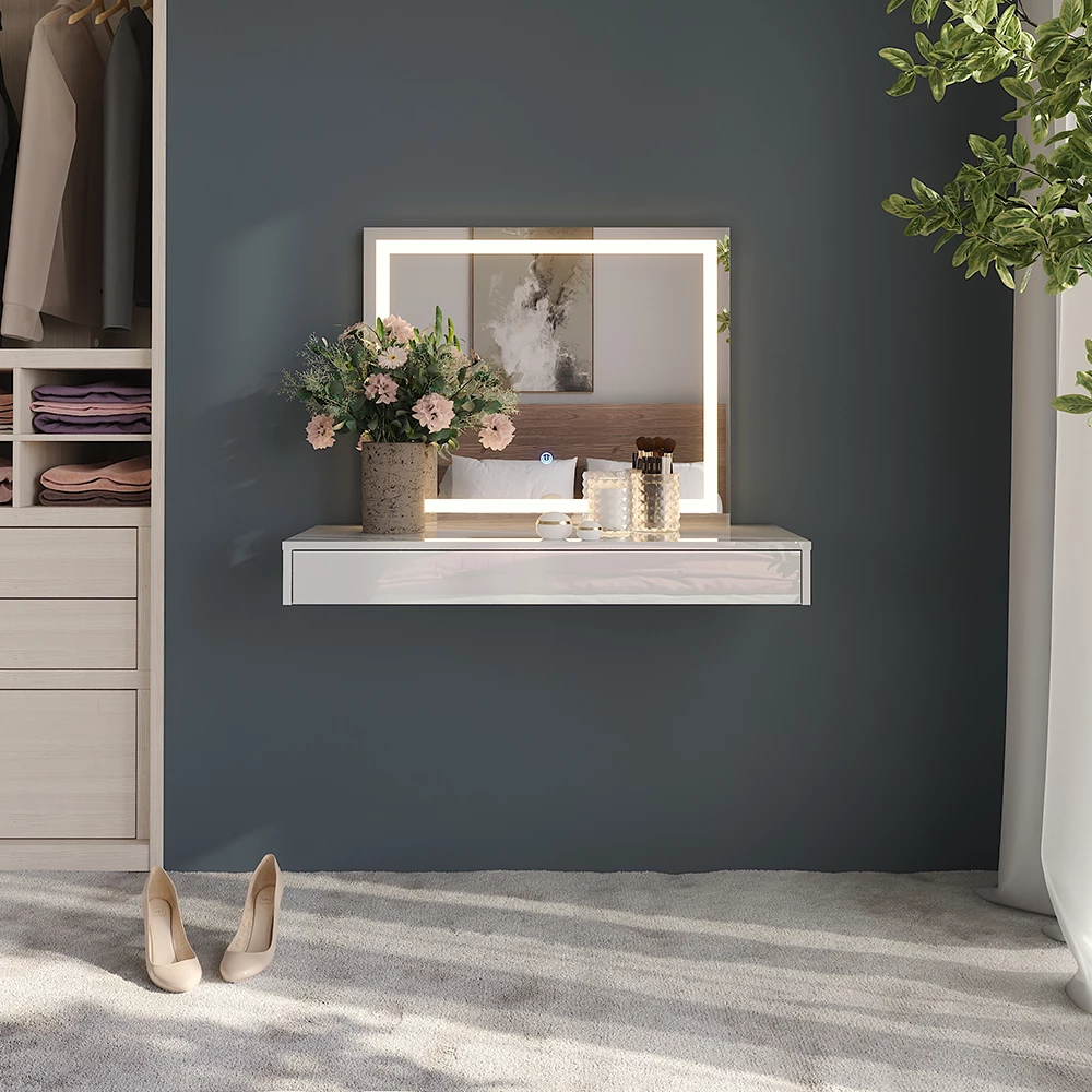 Schminktisch in Weiß auf weißem Hintergrund mit dekorativen Elementen