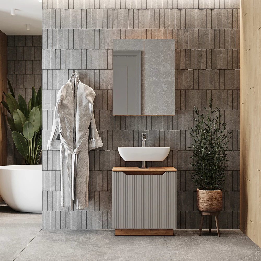 Badmöbel-Set in Eiche/grau gestreift, dargestellt im Ambiente mit Dekoration