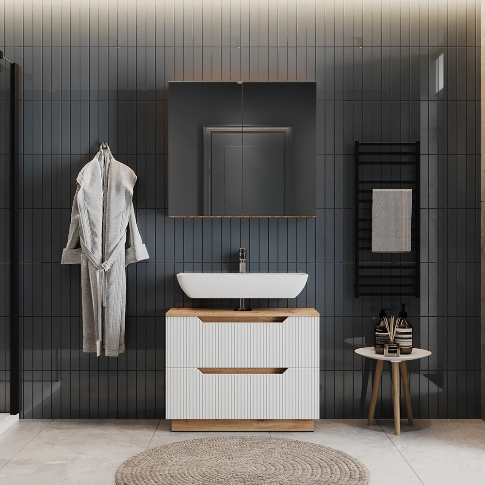 Badmöbel-Set in Eiche/weiß gestreift, dargestellt im Ambiente mit Dekoration