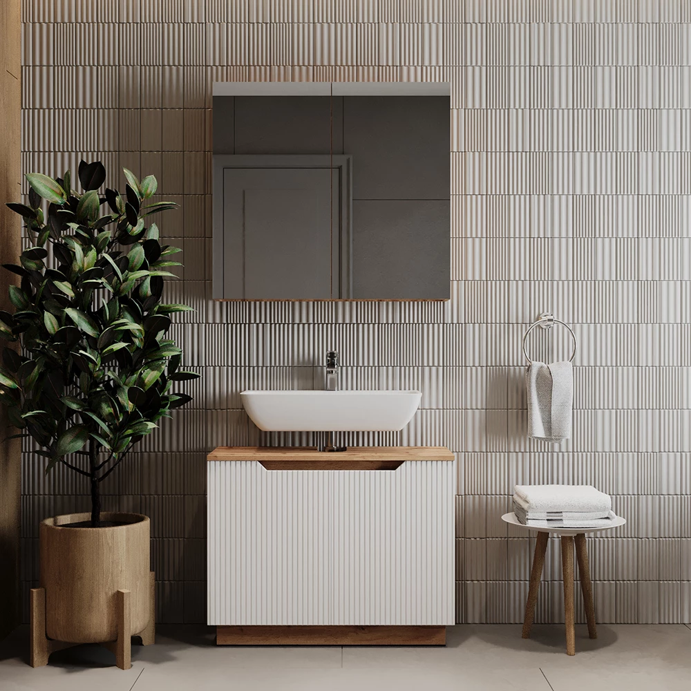 Badmöbel-Set in Eiche/weiß gestreift, dargestellt im Ambiente mit Dekoration