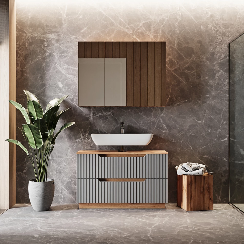 Badmöbel-Set in Eiche/grau gestreift, dargestellt im Ambiente mit Dekoration