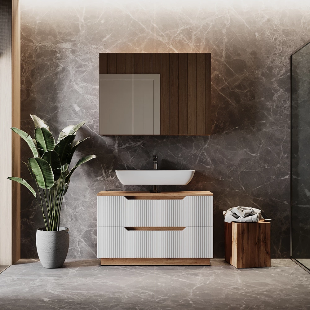 Badmöbel-Set in Eiche/weiß gestreift, dargestellt im Ambiente mit Dekoration