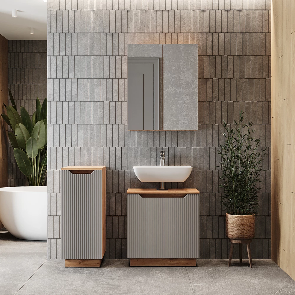 Badmöbel-Set in Eiche/grau gestreift, dargestellt im Ambiente mit Dekoration