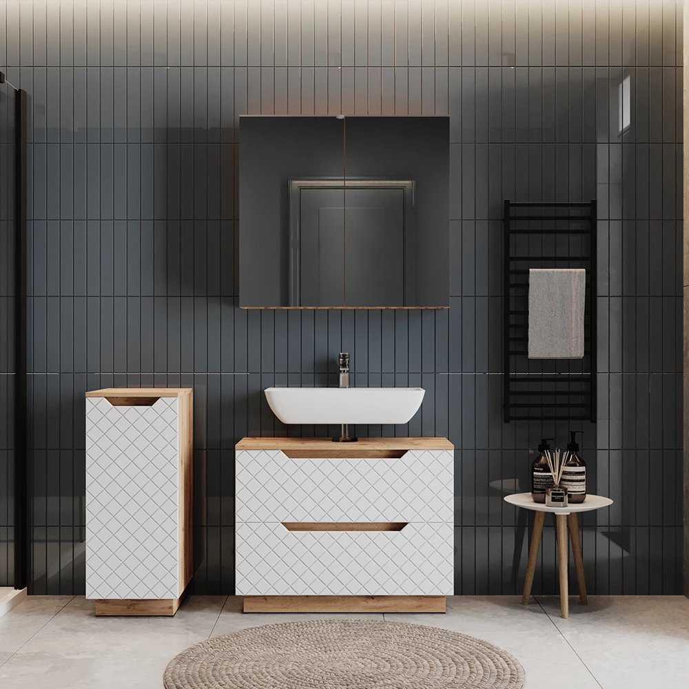Badmöbel-Set in Eiche/Weiß mit Kachelstruktur, dargestellt im Ambiente mit Dekoration