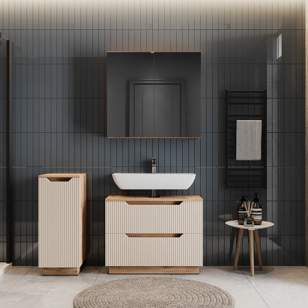 Badmöbel-Set in Eiche/Kaschmir gestreift, dargestellt im Ambiente mit Dekoration