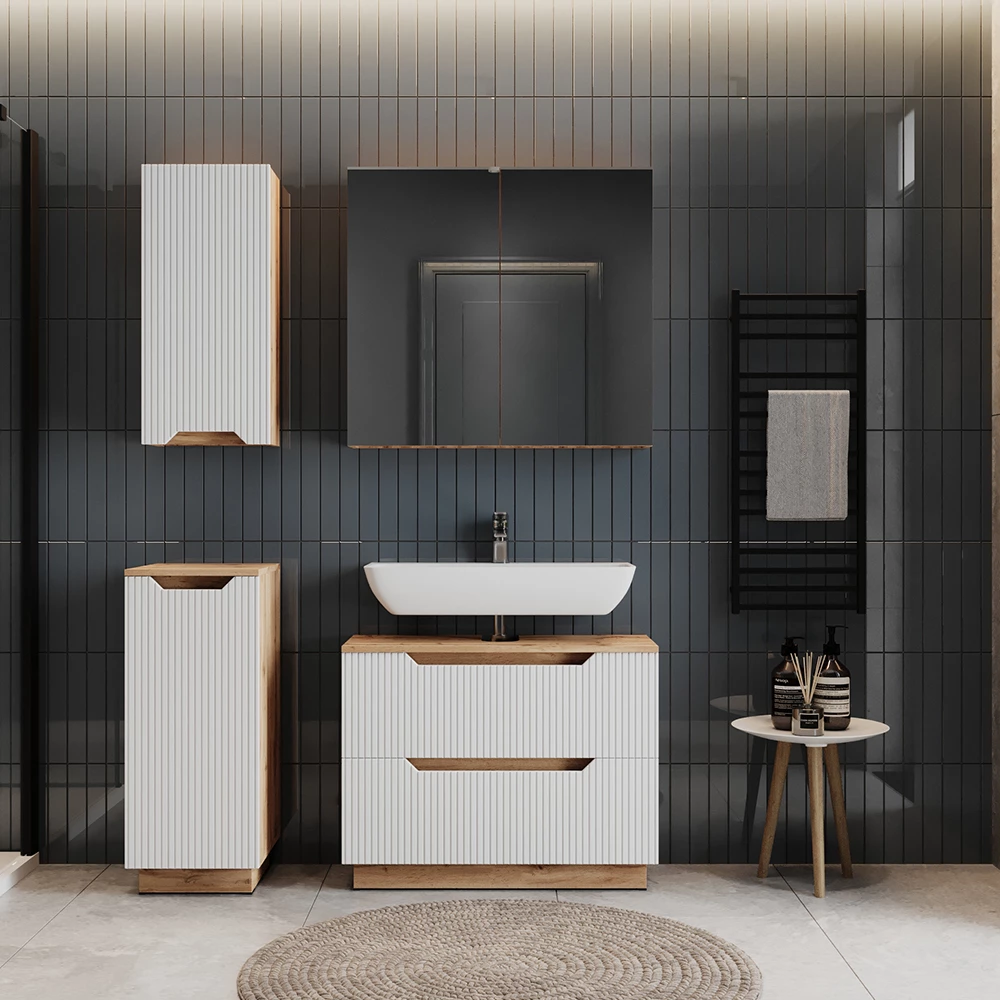 Badmöbel-Set in Eiche/weiß gestreift, dargestellt im Ambiente mit Dekoration