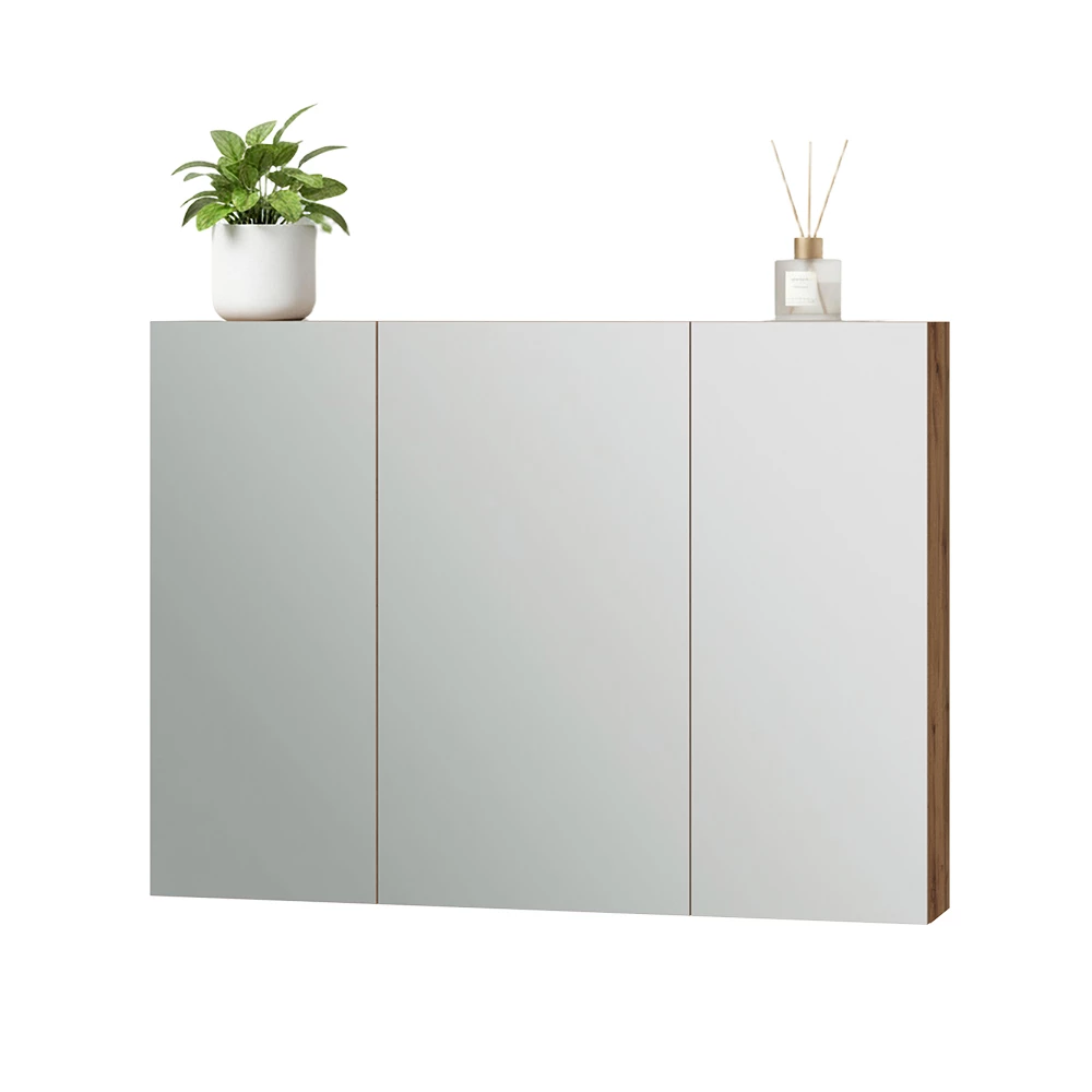 Badspiegelschrank in Eiche auf weißem Hintergrund mit dekorativen Elementen