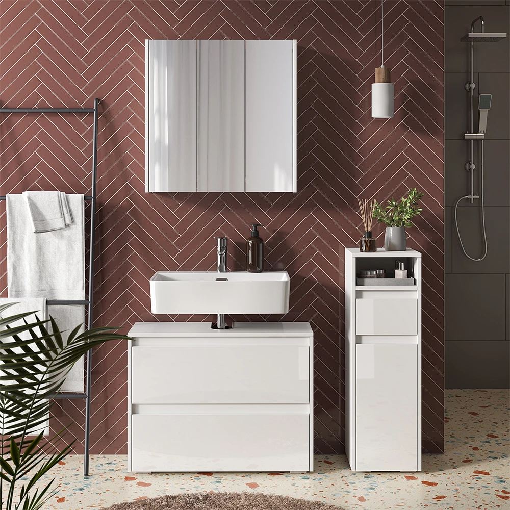 Set di mobili da bagno in Bianco lucido shown in ambient setting with decoration