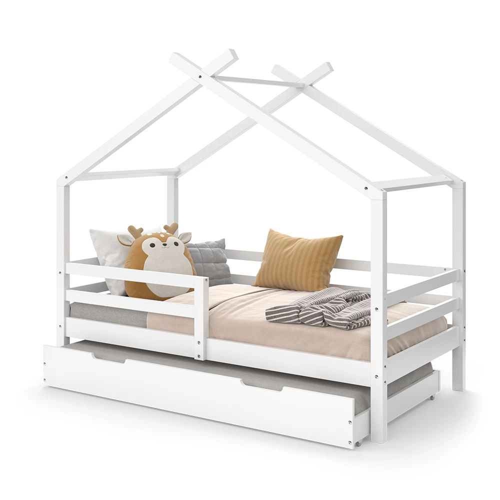 Hausbett in Weiß auf weißem Hintergrund mit dekorativen Elementen