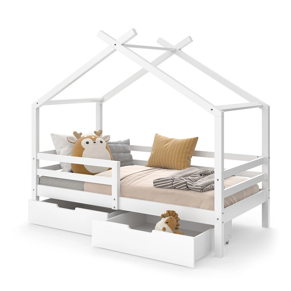 Hausbett in Weiß auf weißem Hintergrund mit dekorativen Elementen