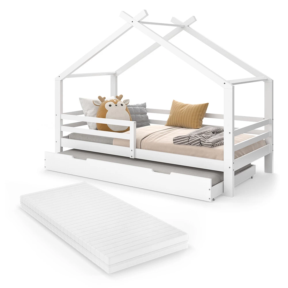 Hausbett in Weiß auf weißem Hintergrund mit dekorativen Elementen