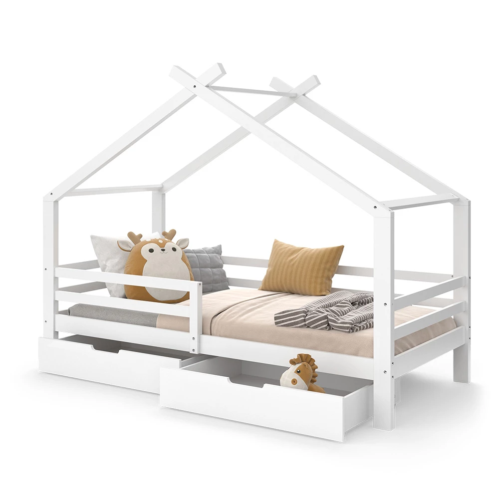 Hausbett in Weiß auf weißem Hintergrund mit dekorativen Elementen