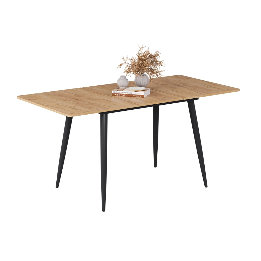 Esstisch in Goldkraft Eiche/Schwarz auf weißem Hintergrund mit dekorativen Elementen