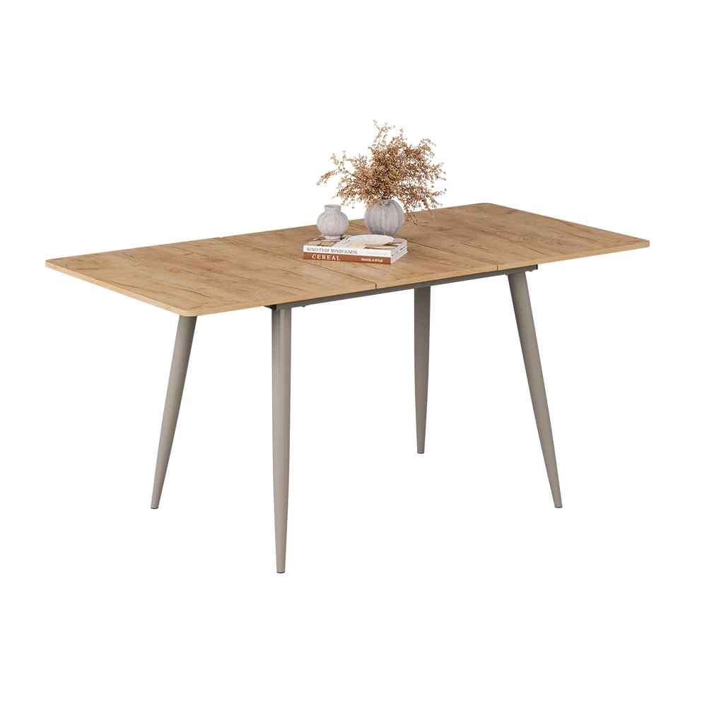 Esstisch in Goldkraft Eiche/Greige auf weißem Hintergrund mit dekorativen Elementen