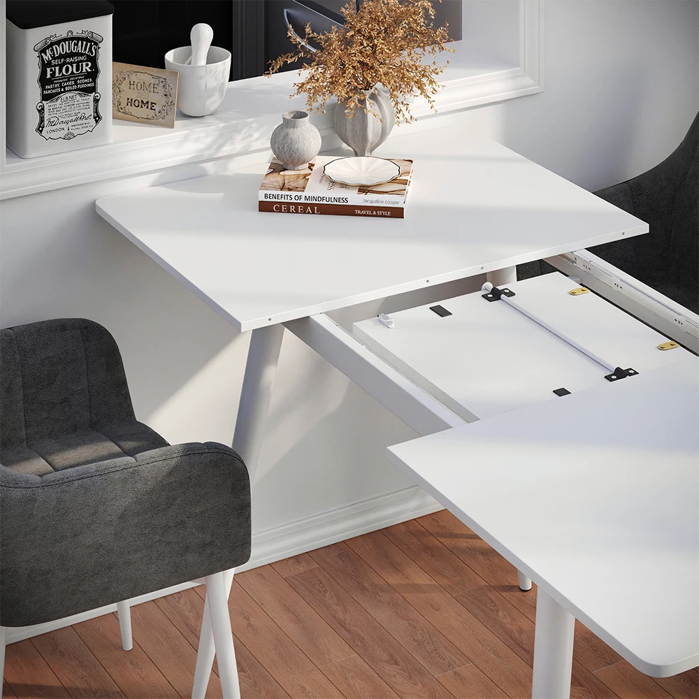 Nahaufnahme von Esstisch in Weiß, zeigt Textur/Details