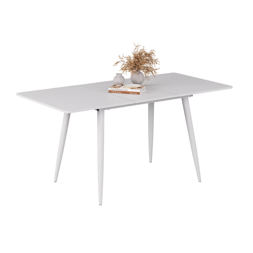 Esstisch in Weiß auf weißem Hintergrund mit dekorativen Elementen