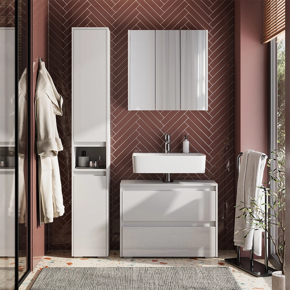 Set di mobili da bagno in Bianco lucido shown in ambient setting with decoration