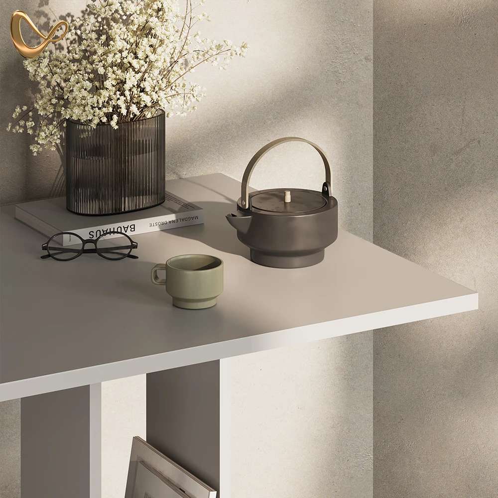 Nahaufnahme von Bartisch in Weiß, zeigt Design- und Oberflächendetails