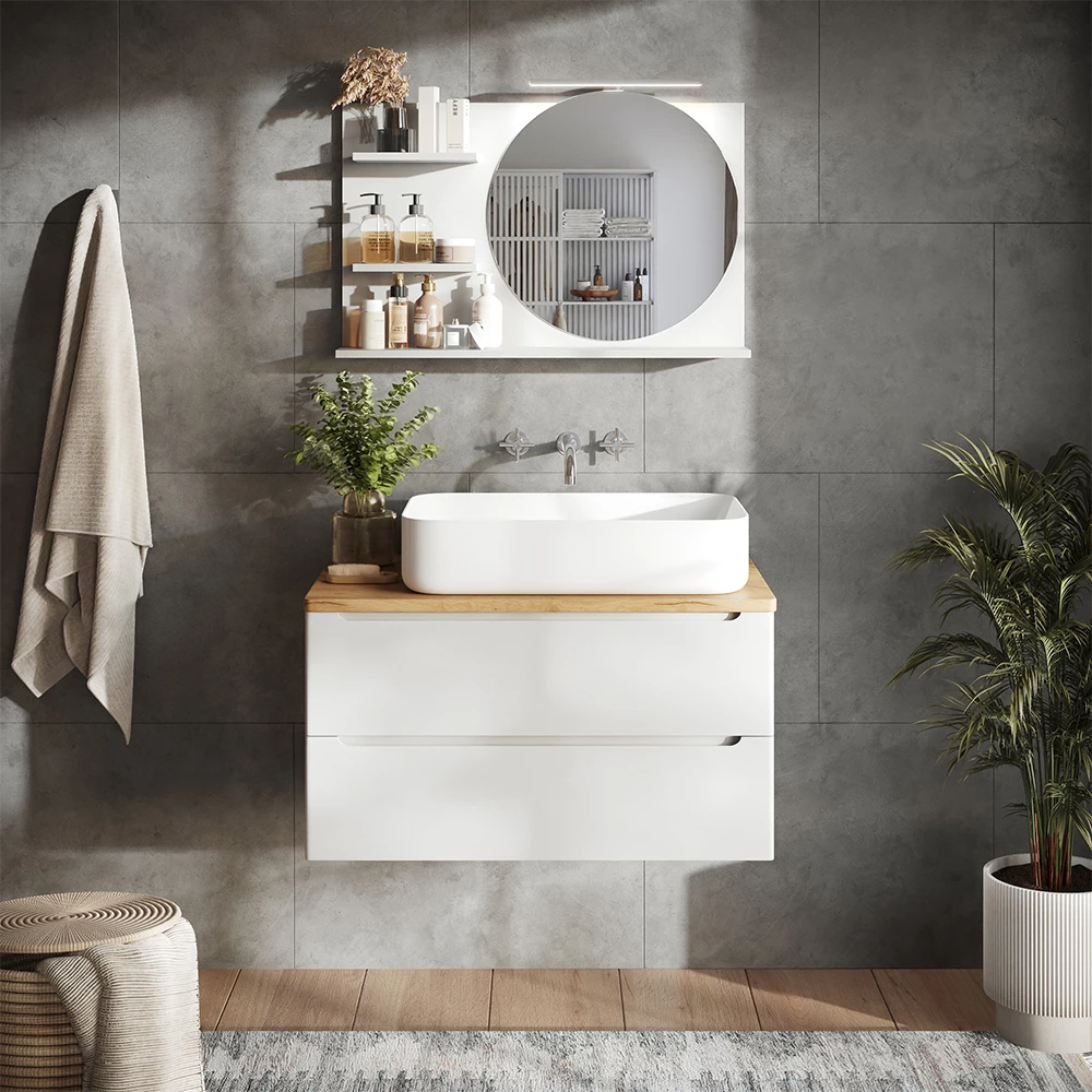 Badspiegelschrank in Weiß, dargestellt im Ambiente mit Dekoration