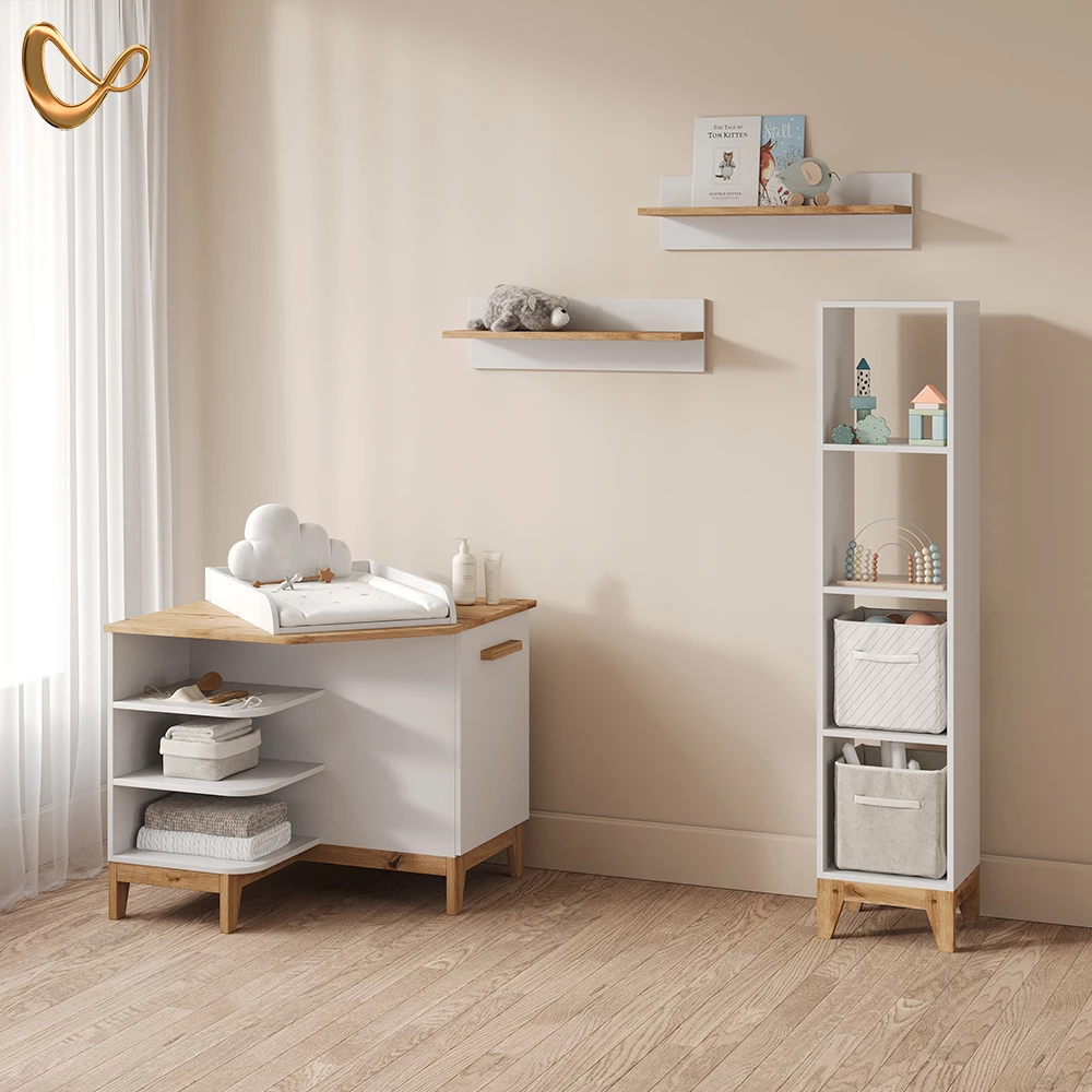 Wickelkommode in Weiß/Artisan, dargestellt im Ambiente und auf weißem Hintergrund