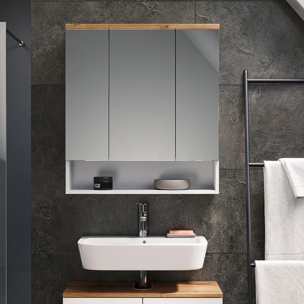 Badspiegelschrank in Weiß, dargestellt im Ambiente mit Dekoration