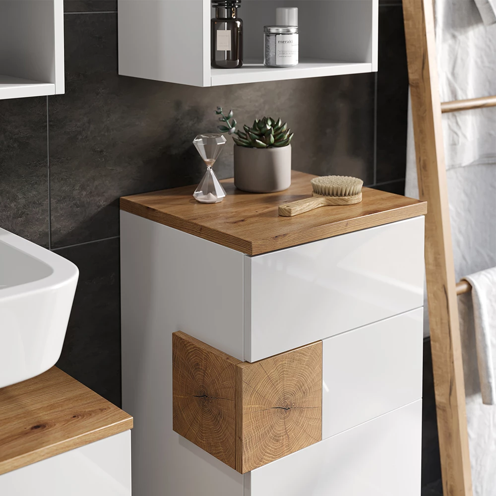 Nahaufnahme von Badmöbel-Set in Weiß, zeigt Textur/Details