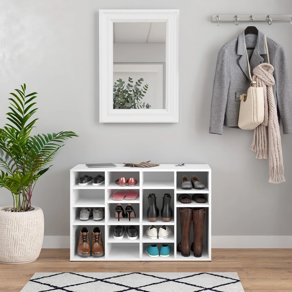 Schuhschrank in Weiß, dargestellt im Ambiente mit Dekoration