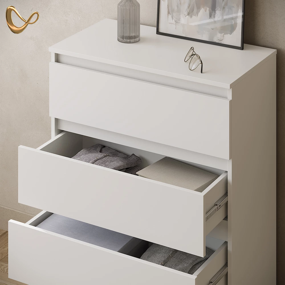 Nahaufnahme von Kommode in Weiß, zeigt Design- und Oberflächendetails