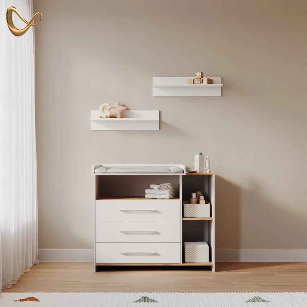 Wickelkommode in Weiß/Goldkraft Eiche, dargestellt im Ambiente und auf weißem Hintergrund