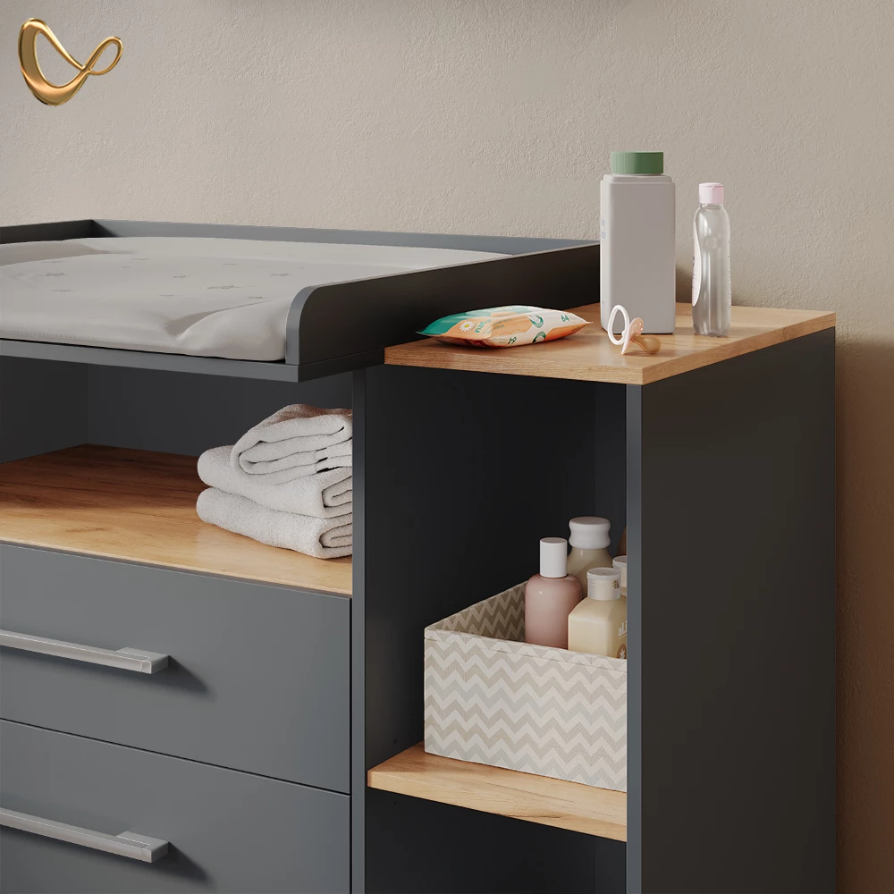 Nahaufnahme von Wickelkommode in Anthrazit/Goldkraft Eiche, zeigt Design- und Oberflächendetails