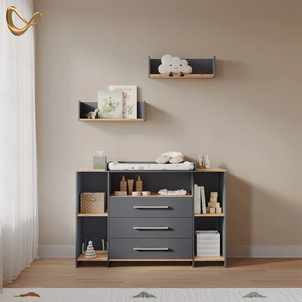 Wickelkommode in Anthrazit/Goldkraft Eiche, dargestellt im Ambiente und auf weißem Hintergrund