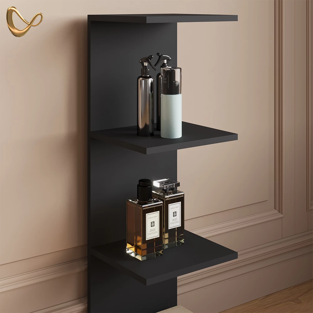 Nahaufnahme von Wandregal in Schwarz, zeigt Design- und Oberflächendetails