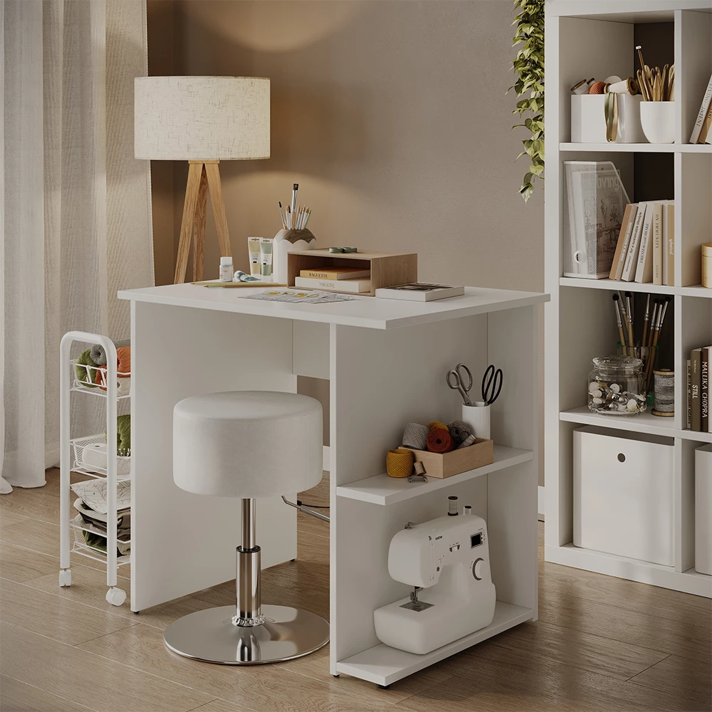 Schreibtisch in Weiß, dargestellt im Ambiente mit Dekoration