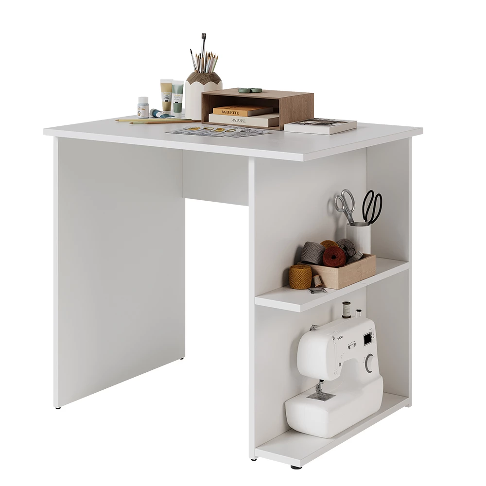 Schreibtisch in Weiß auf weißem Hintergrund mit dekorativen Elementen