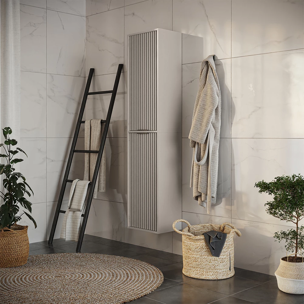 Badkamerkast in Kasjmier shown in ambient setting with decoration