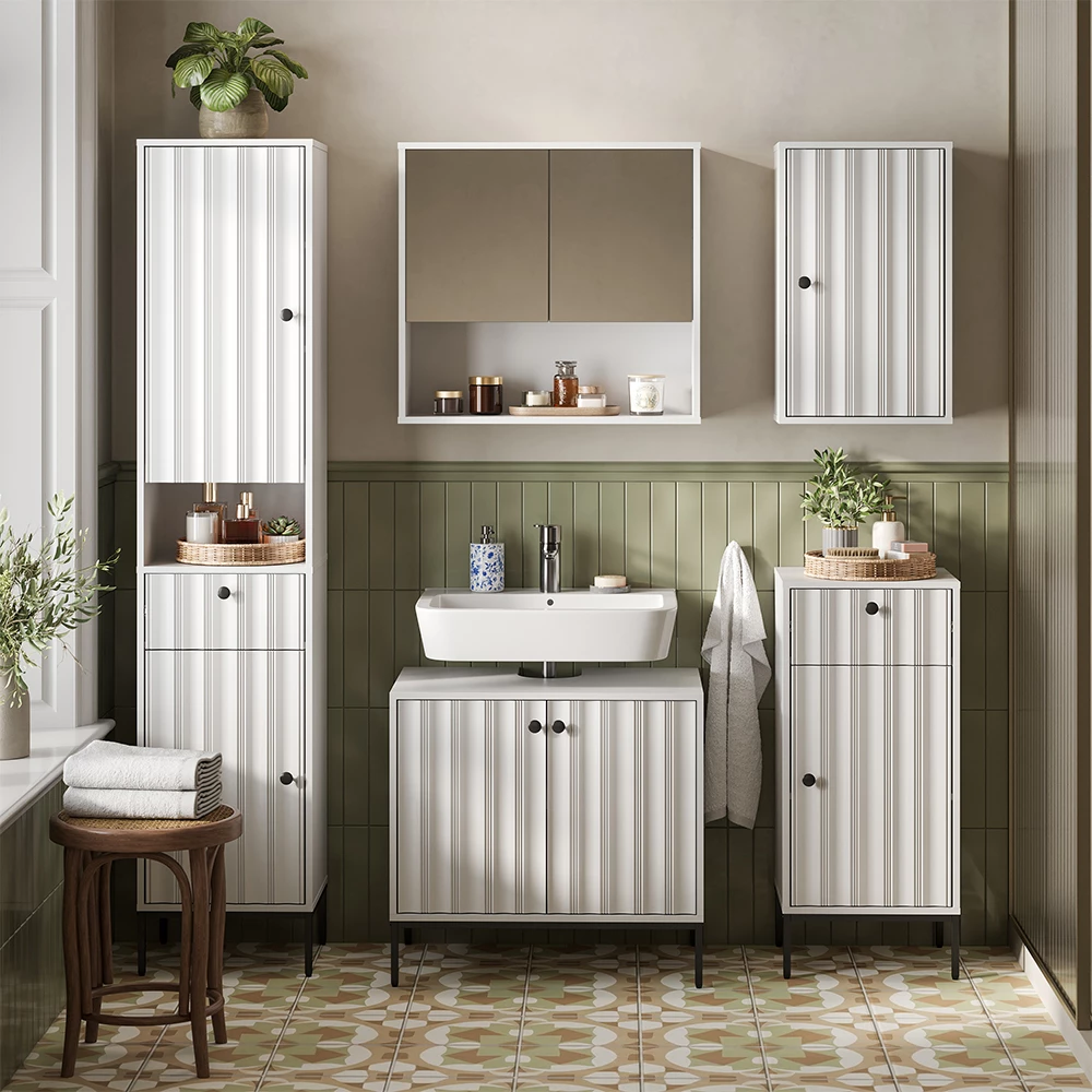 Badmöbel-Set in Weiß Riffel, dargestellt im Ambiente mit Dekoration