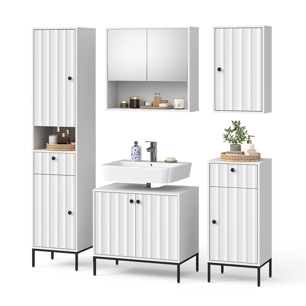 Badmöbel-Set in Weiß Riffel auf weißem Hintergrund mit dekorativen Elementen