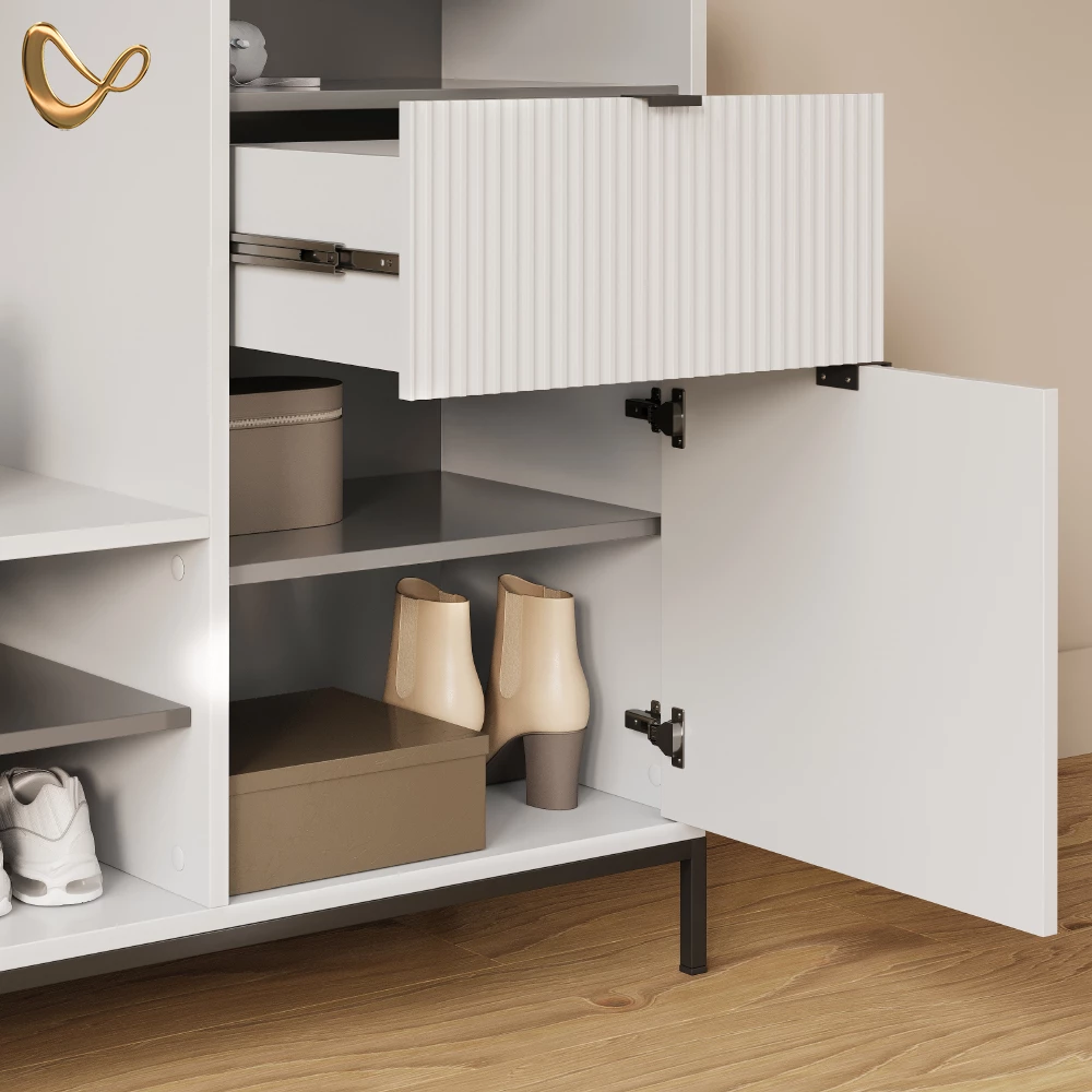 Nahaufnahme von Schuhschrank in Weiß, zeigt Design- und Oberflächendetails