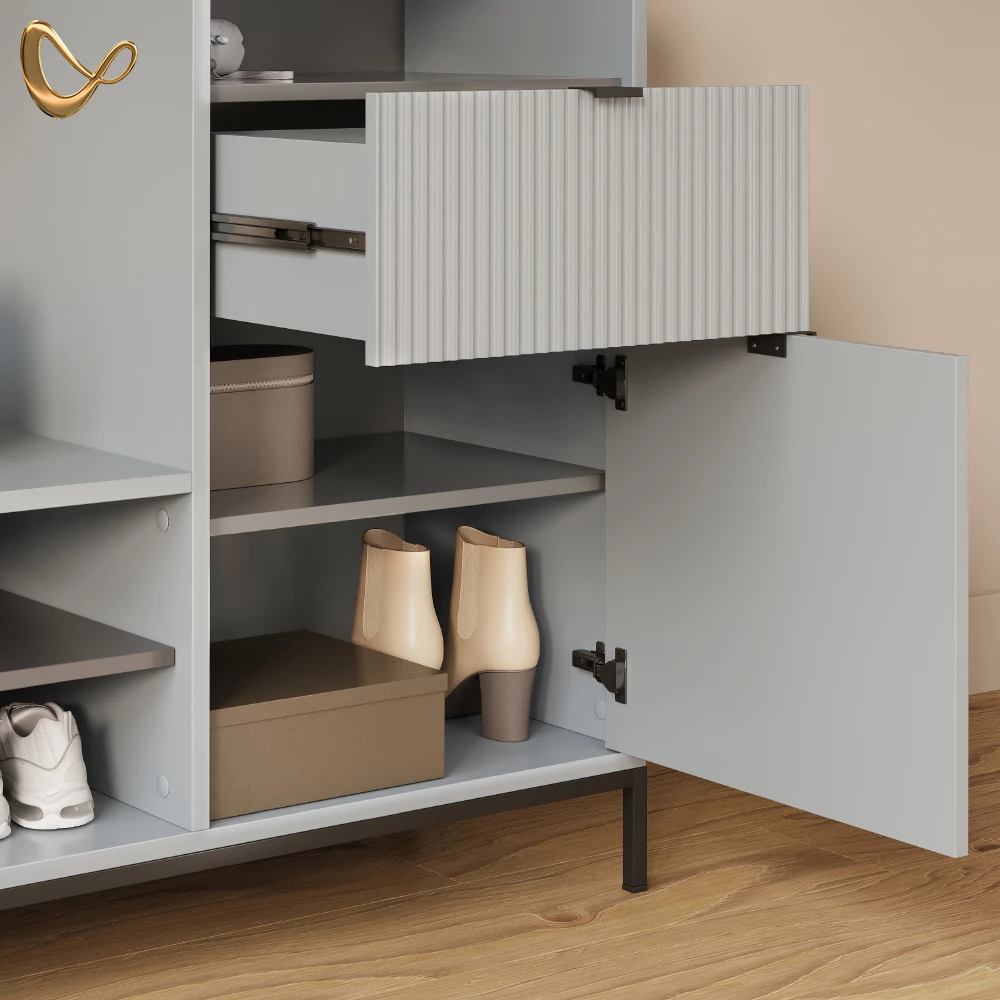 Nahaufnahme von Schuhschrank in Grau, zeigt Design- und Oberflächendetails