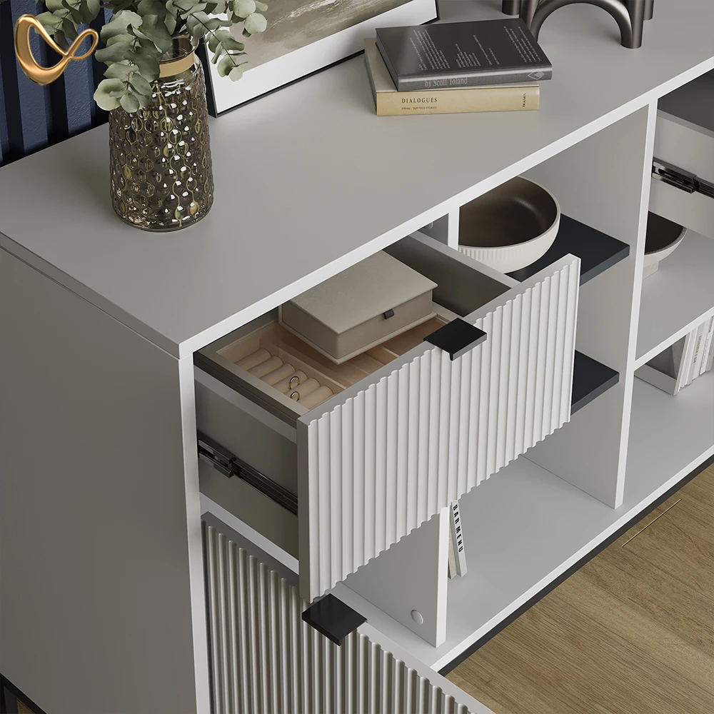 Nahaufnahme von Kommode in Grau, zeigt Design- und Oberflächendetails