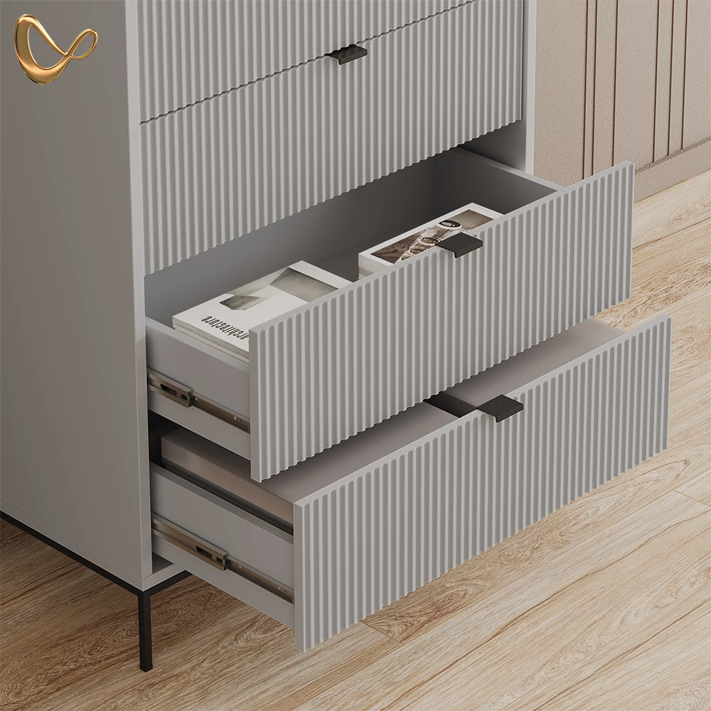 Nahaufnahme von Kommode in Grau, zeigt Design- und Oberflächendetails