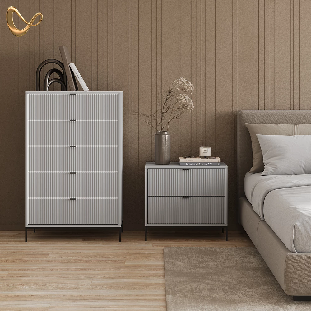 Kommode in Grau, dargestellt im Ambiente und auf weißem Hintergrund