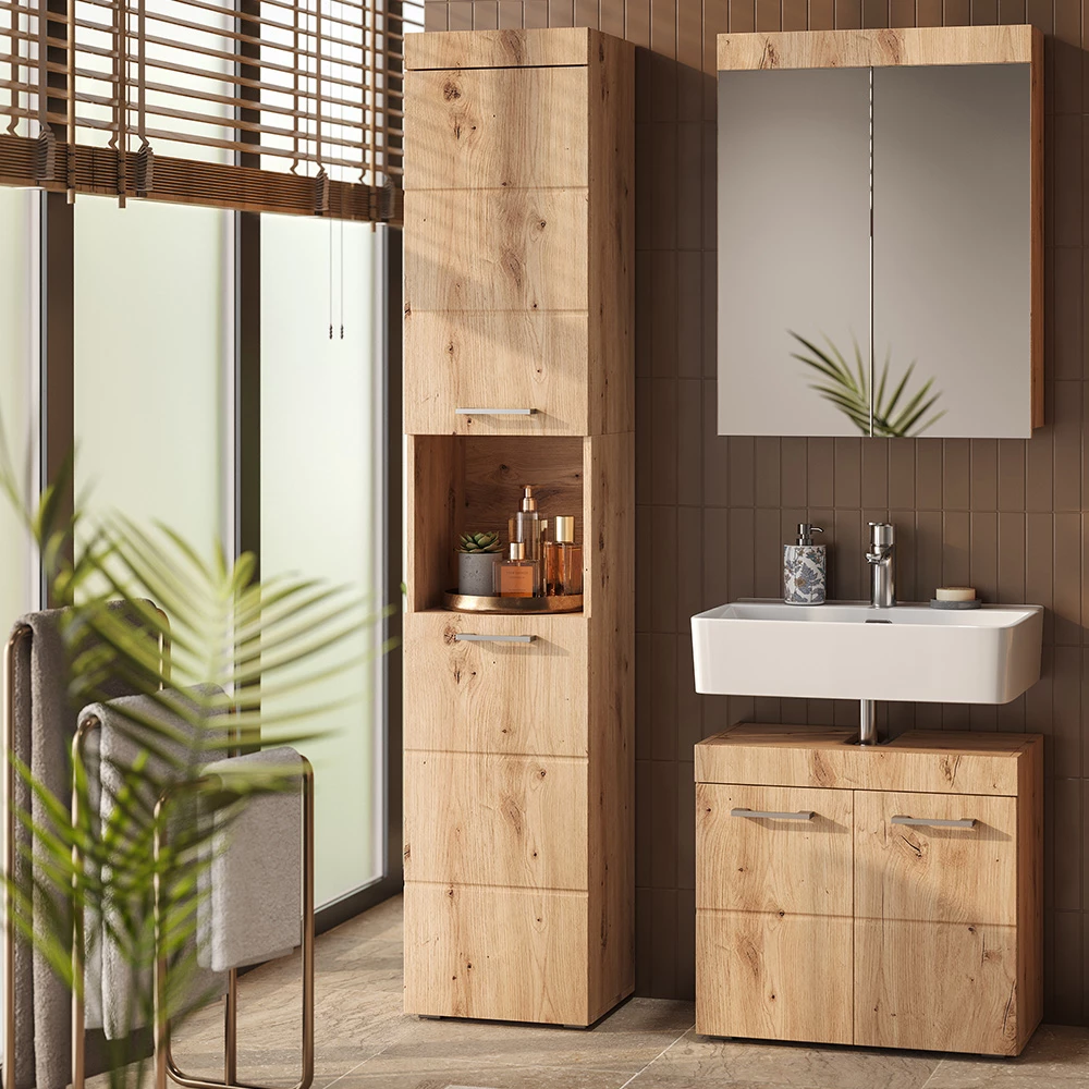 Badschrank in Eiche Wotan, dargestellt im Ambiente mit Dekoration