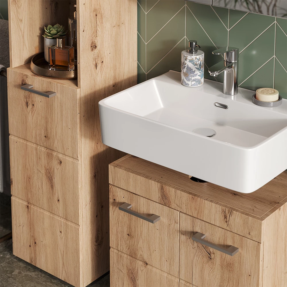 Nahaufnahme von Badschrank in Eiche Wotan, zeigt Textur/Details